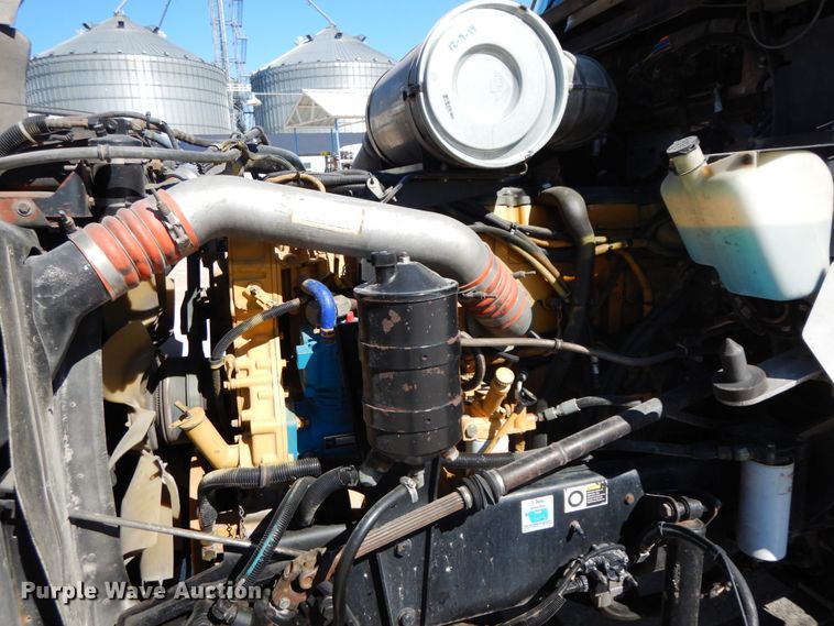 image for item DF6463 2007 Kenworth T800  semi truck