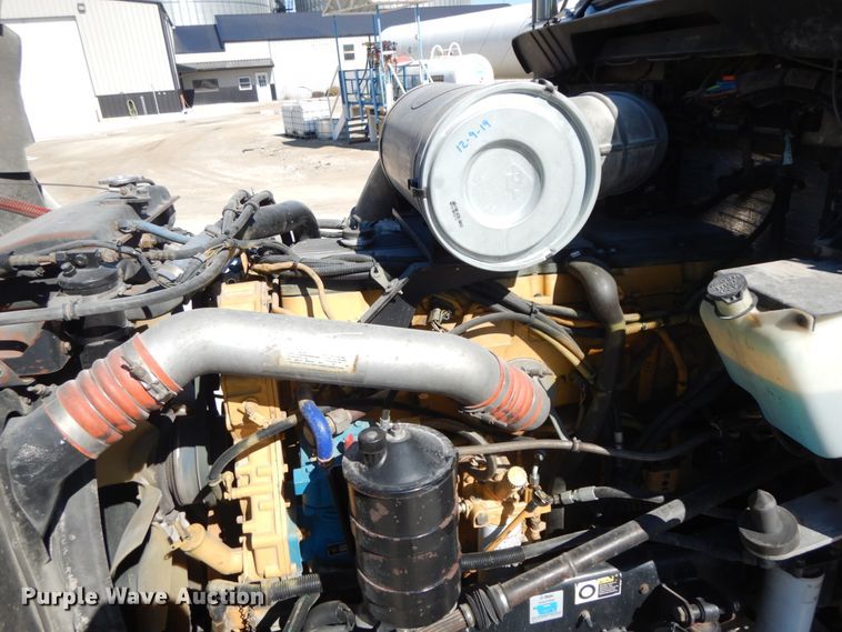 image for item DF6463 2007 Kenworth T800  semi truck