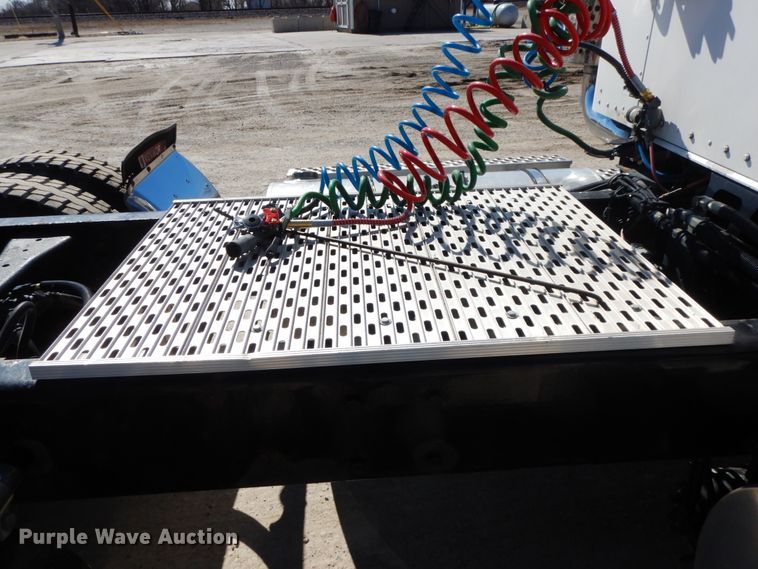 image for item DF6463 2007 Kenworth T800  semi truck