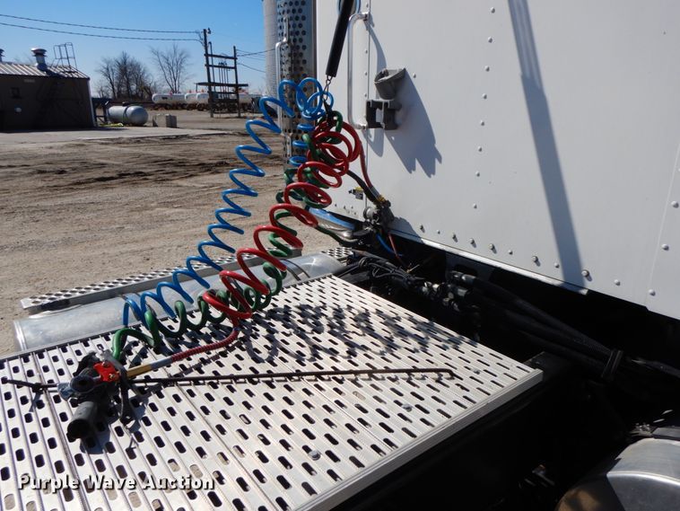 image for item DF6463 2007 Kenworth T800  semi truck