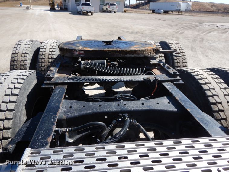 image for item DF6463 2007 Kenworth T800  semi truck