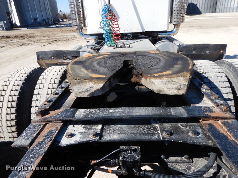 image for item DF6463 2007 Kenworth T800  semi truck