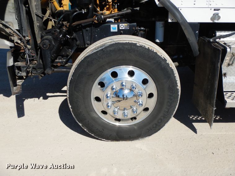 image for item DF6463 2007 Kenworth T800  semi truck