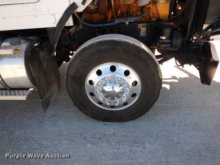 image for item DF6463 2007 Kenworth T800  semi truck