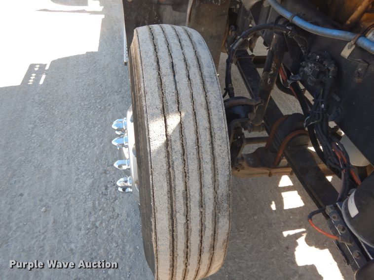 image for item DF6463 2007 Kenworth T800  semi truck