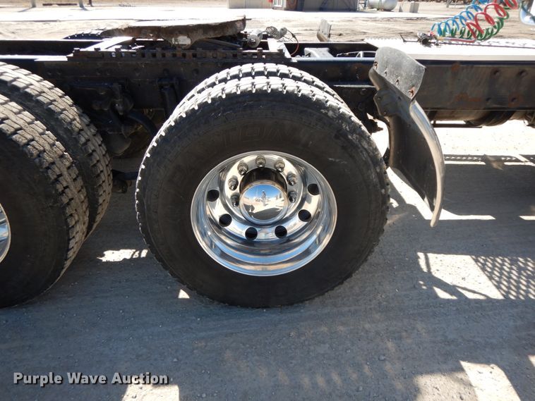 image for item DF6463 2007 Kenworth T800  semi truck