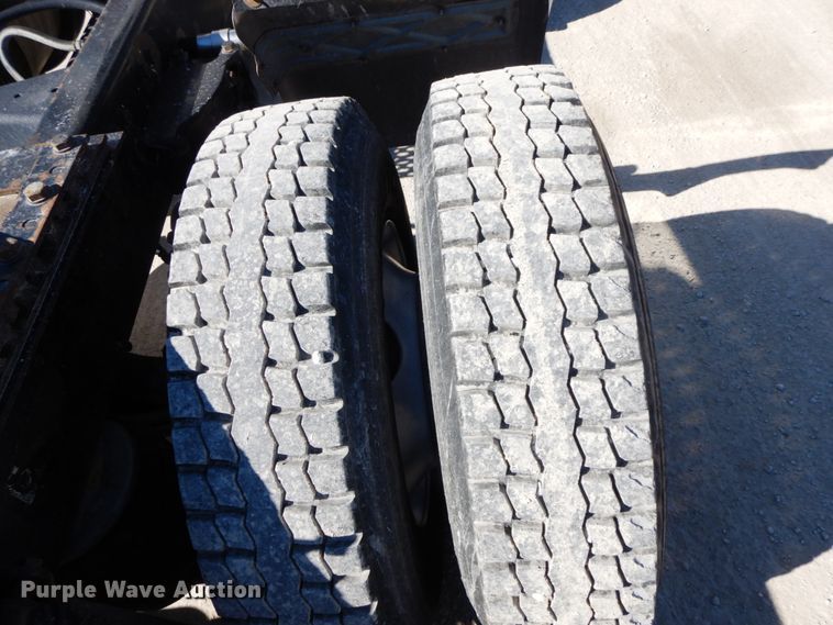 image for item DF6463 2007 Kenworth T800  semi truck