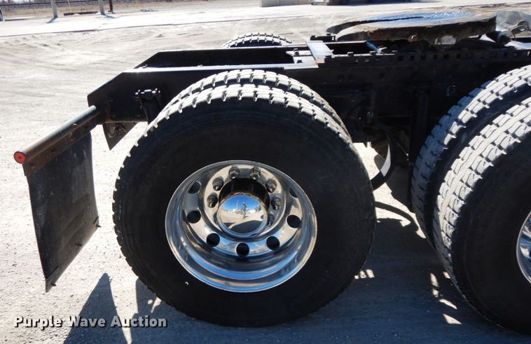 image for item DF6463 2007 Kenworth T800  semi truck