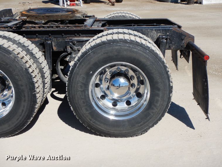 image for item DF6463 2007 Kenworth T800  semi truck