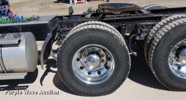 image for item DF6463 2007 Kenworth T800  semi truck