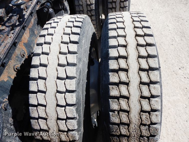 image for item DF6463 2007 Kenworth T800  semi truck