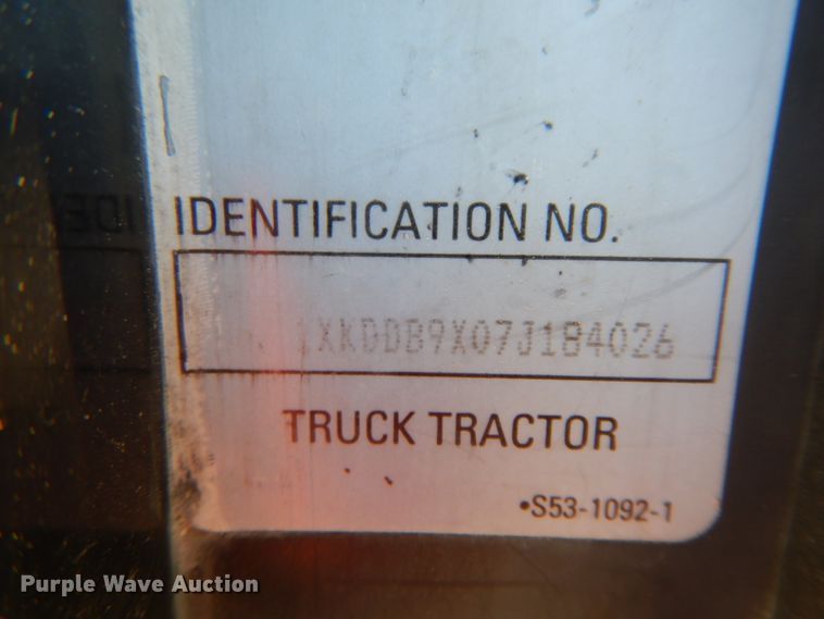 image for item DF6463 2007 Kenworth T800  semi truck