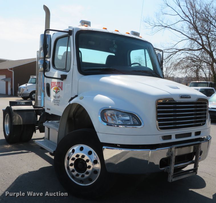 image for item DH0711 2011 Freightliner Business Class M2  semi truck