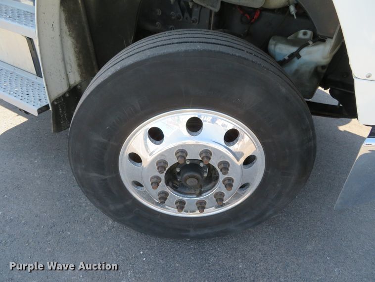 image for item DH0711 2011 Freightliner Business Class M2  semi truck