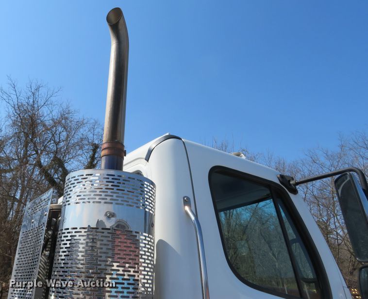 image for item DH0711 2011 Freightliner Business Class M2  semi truck