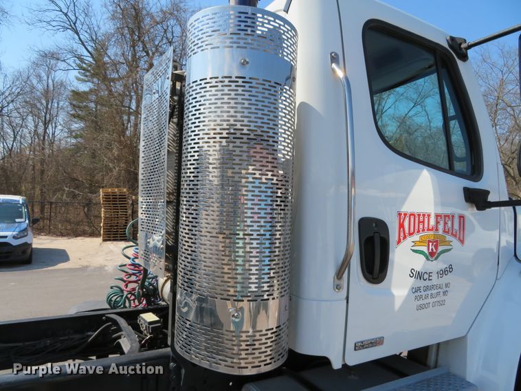 image for item DH0711 2011 Freightliner Business Class M2  semi truck