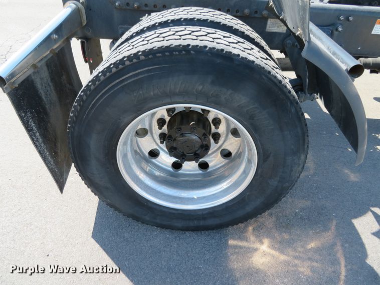 image for item DH0711 2011 Freightliner Business Class M2  semi truck