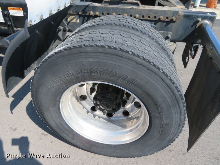 image for item DH0711 2011 Freightliner Business Class M2  semi truck