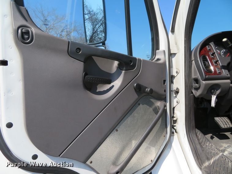 image for item DH0711 2011 Freightliner Business Class M2  semi truck