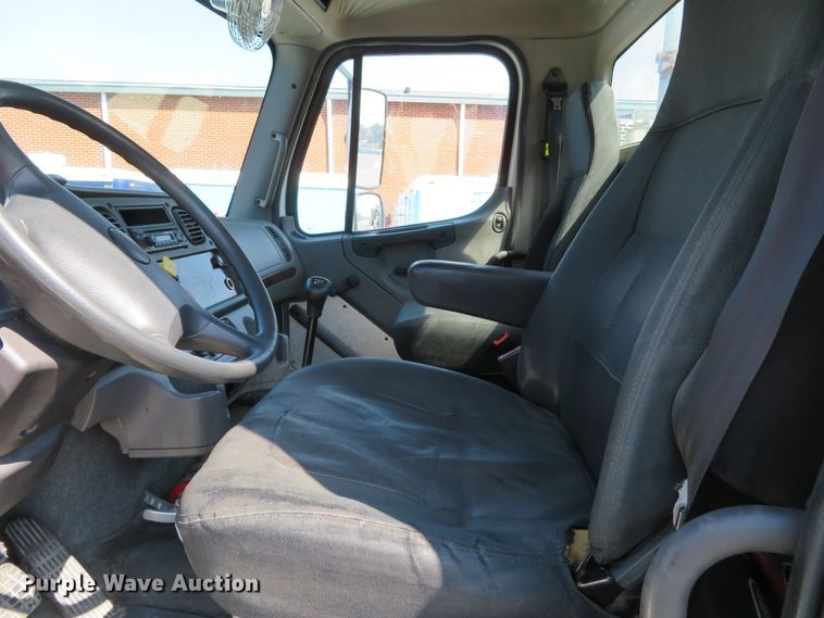 image for item DH0711 2011 Freightliner Business Class M2  semi truck