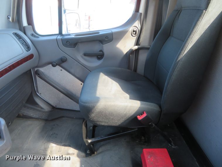 image for item DH0711 2011 Freightliner Business Class M2  semi truck