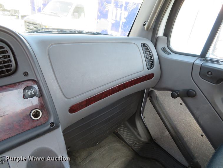 image for item DH0711 2011 Freightliner Business Class M2  semi truck