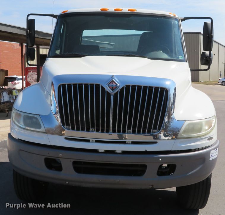 image for item DH0712 2007 International 4400  semi truck