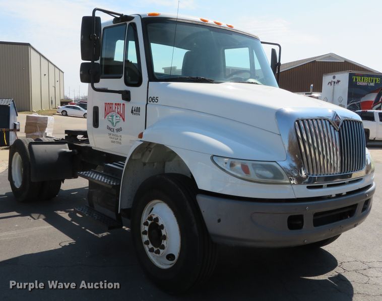 image for item DH0712 2007 International 4400  semi truck