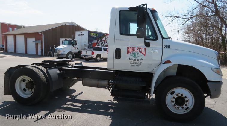 image for item DH0712 2007 International 4400  semi truck