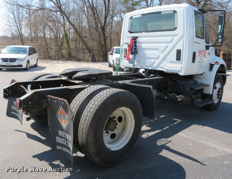 image for item DH0712 2007 International 4400  semi truck