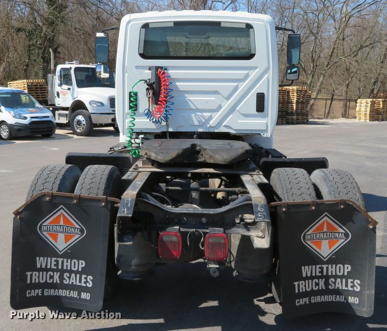 image for item DH0712 2007 International 4400  semi truck