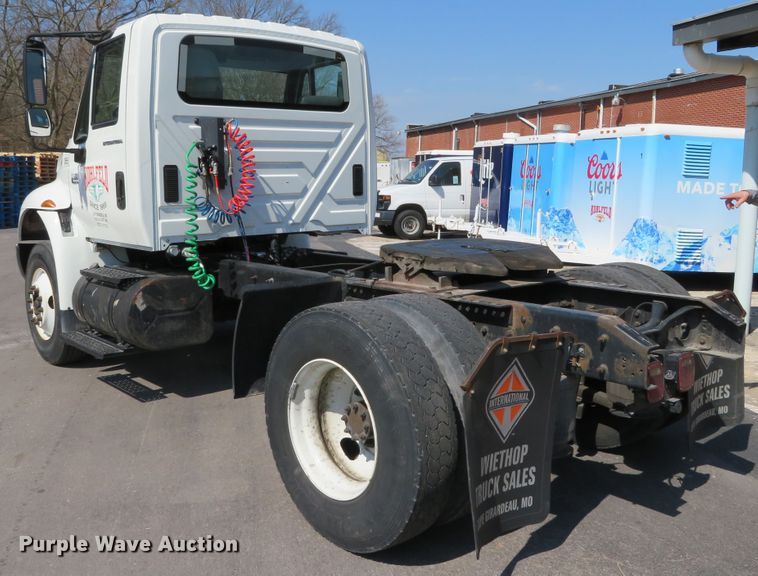 image for item DH0712 2007 International 4400  semi truck