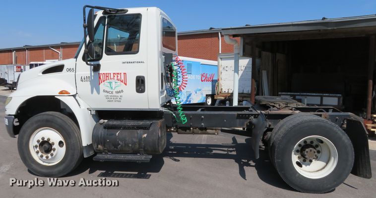 image for item DH0712 2007 International 4400  semi truck