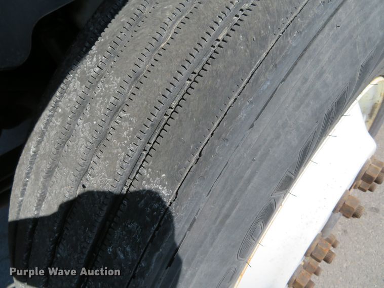 image for item DH0712 2007 International 4400  semi truck