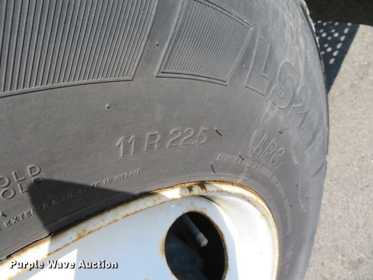 image for item DH0712 2007 International 4400  semi truck