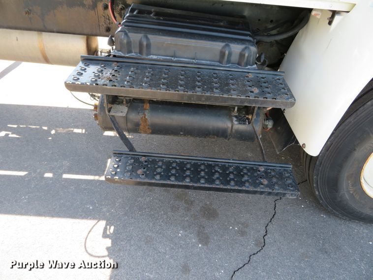 image for item DH0712 2007 International 4400  semi truck