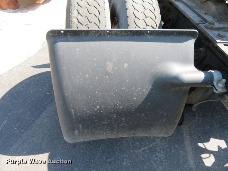 image for item DH0712 2007 International 4400  semi truck