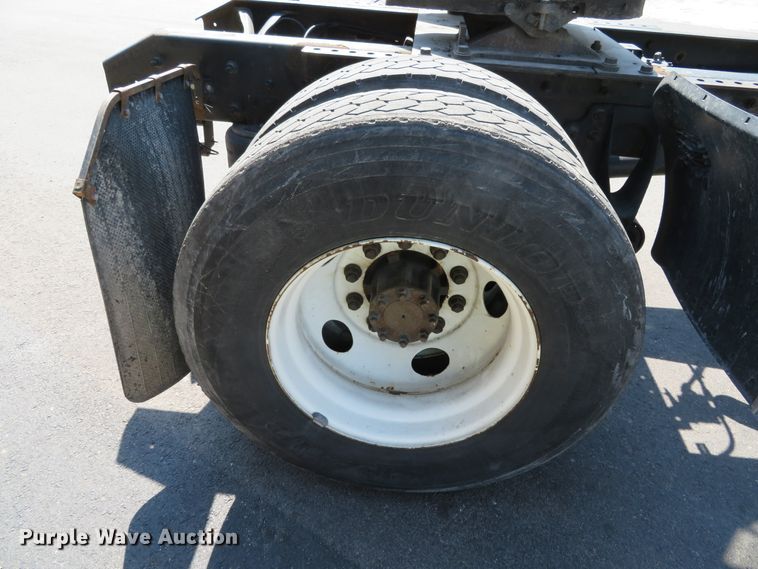 image for item DH0712 2007 International 4400  semi truck