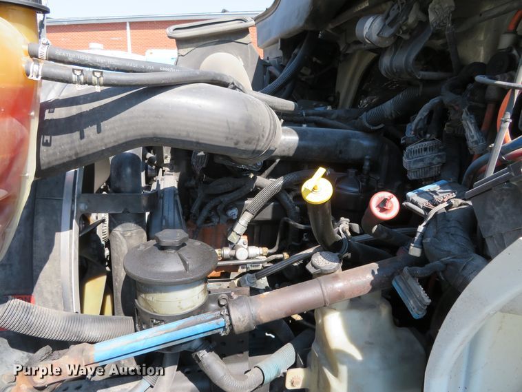 image for item DH0712 2007 International 4400  semi truck