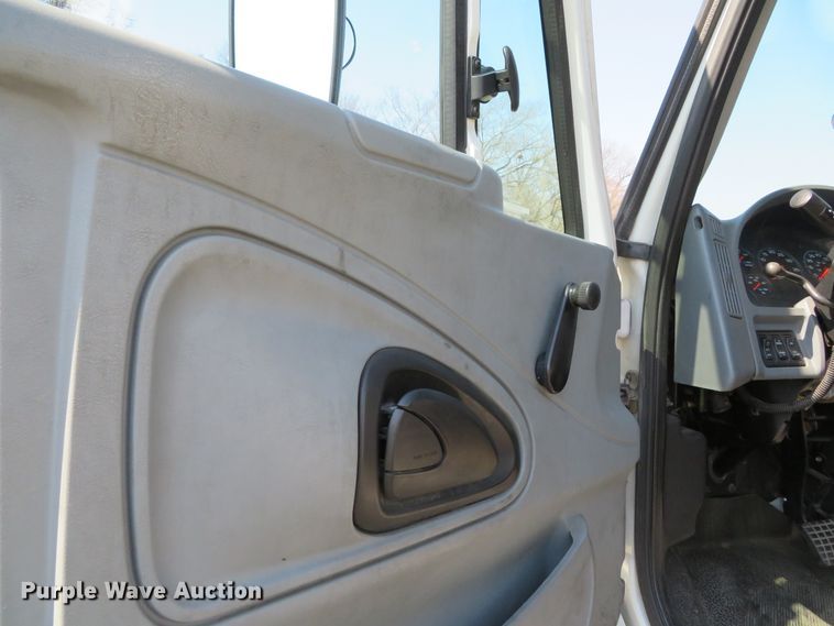 image for item DH0712 2007 International 4400  semi truck