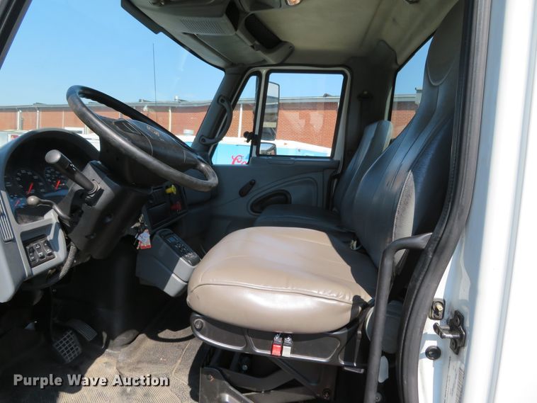 image for item DH0712 2007 International 4400  semi truck