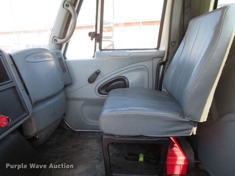 image for item DH0712 2007 International 4400  semi truck