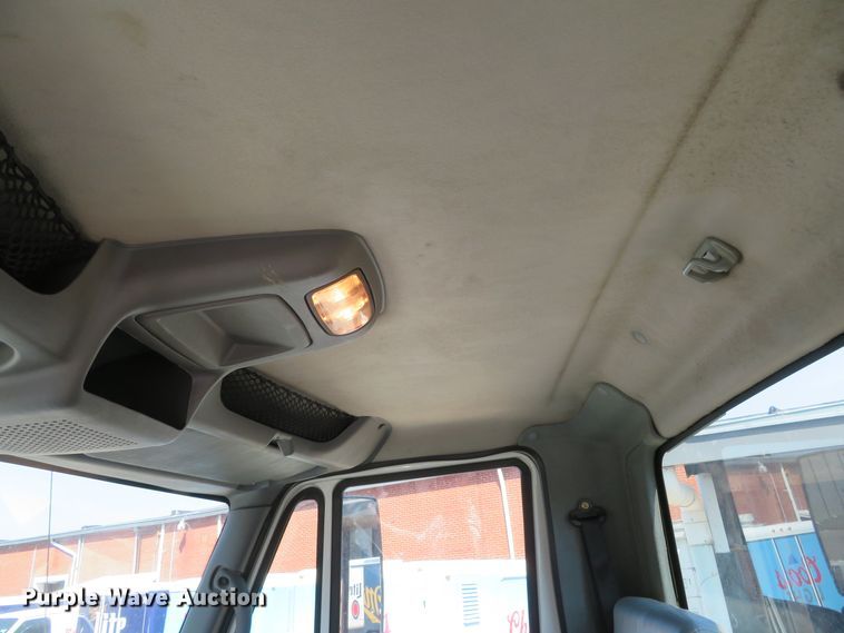 image for item DH0712 2007 International 4400  semi truck