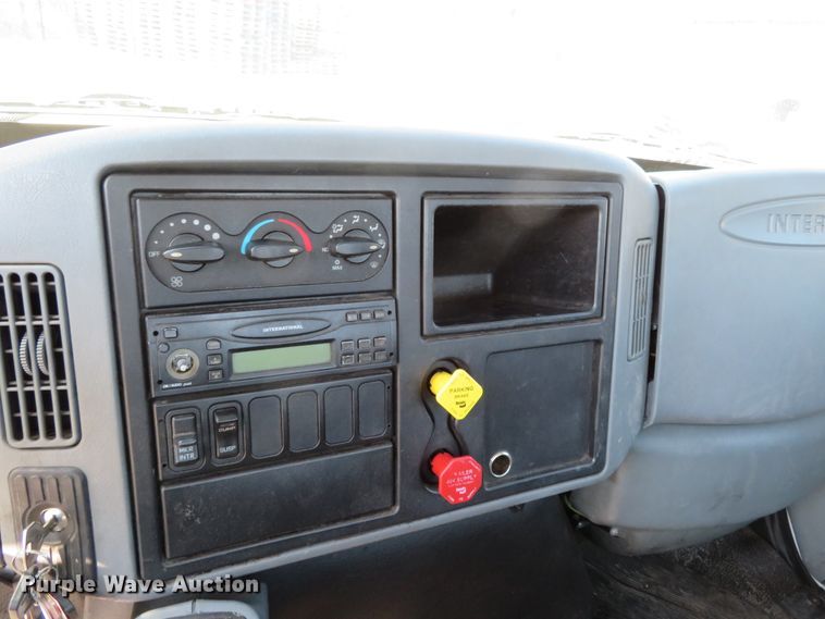 image for item DH0712 2007 International 4400  semi truck