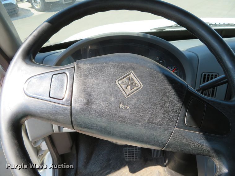 image for item DH0712 2007 International 4400  semi truck