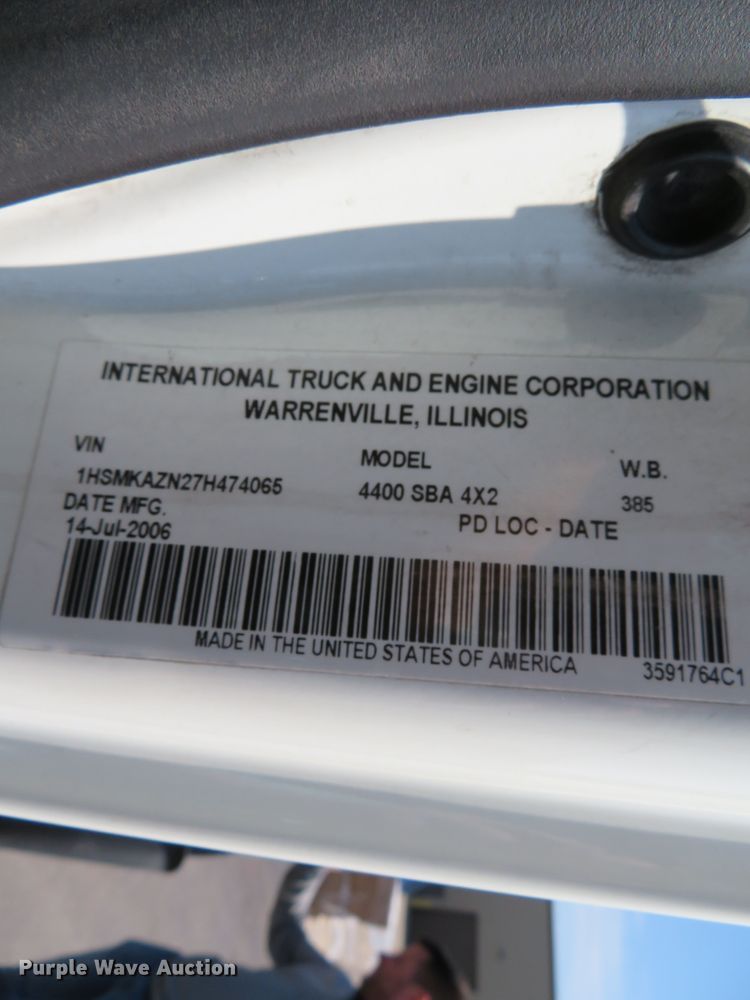 image for item DH0712 2007 International 4400  semi truck