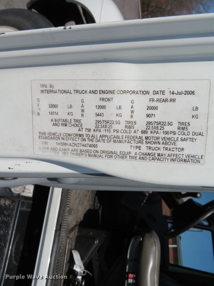 image for item DH0712 2007 International 4400  semi truck