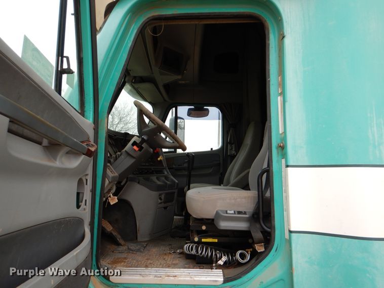 image for item DJ0766 2006 Freightliner CST120  semi truck