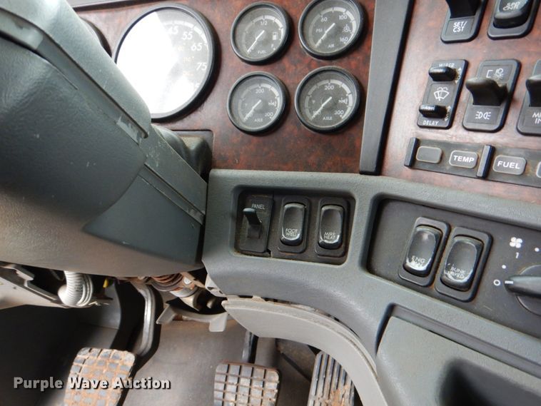 image for item DJ0766 2006 Freightliner CST120  semi truck