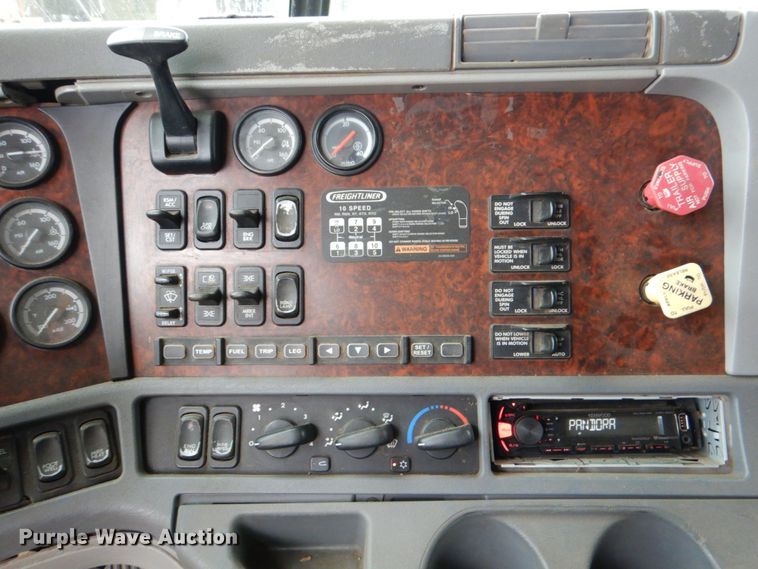 image for item DJ0766 2006 Freightliner CST120  semi truck